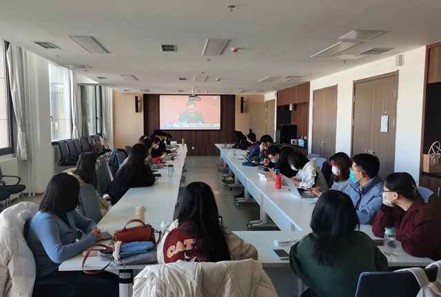pg十大电子娱乐网站观看十九届六中全会新闻发布会-良乡学生会场_副本.jpg