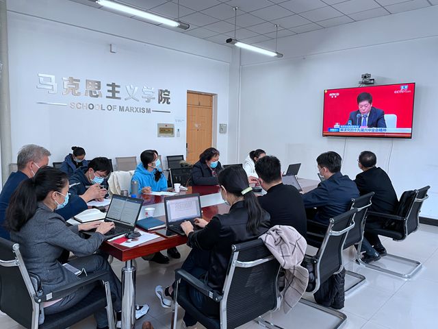 pg十大电子娱乐网站观看十九届六中全会新闻发布会-中关村教工会场1_副本.jpg